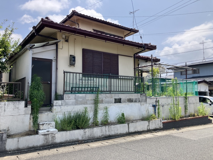 際波　売家の外観